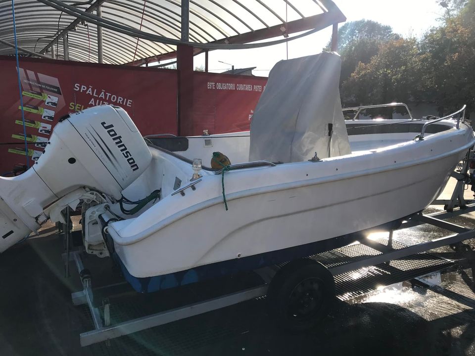 SPEEDY BOAT echipata cu motor JOHNSON 70 Hp