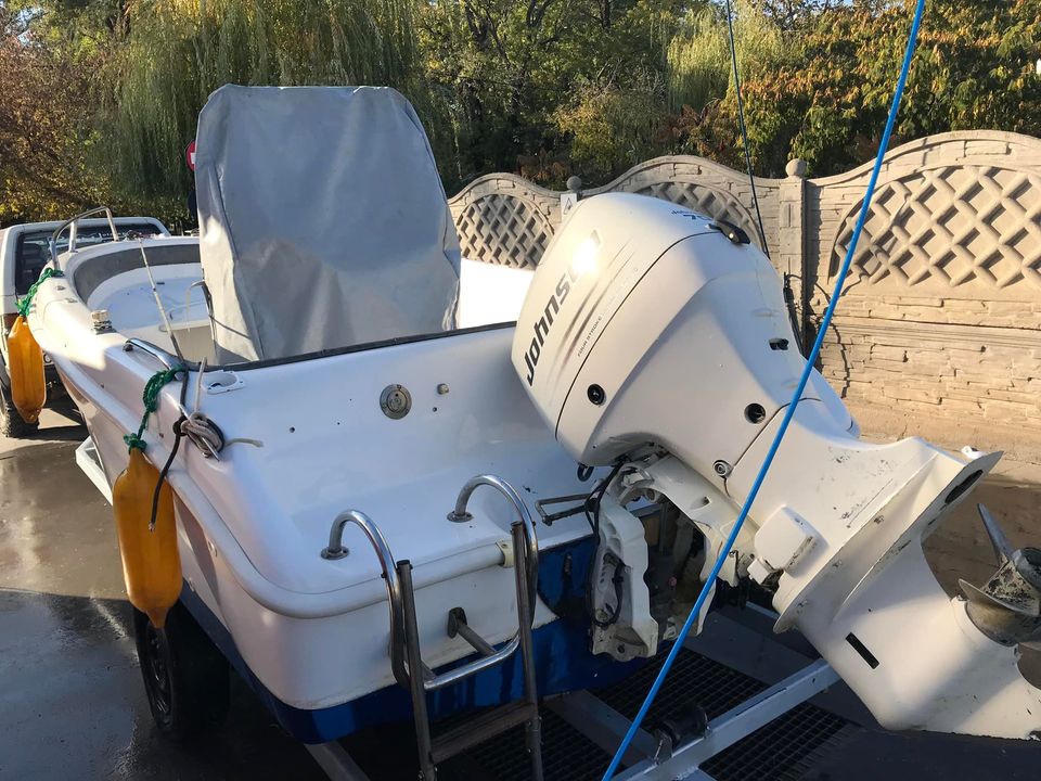 SPEEDY BOAT echipata cu motor JOHNSON 70 Hp